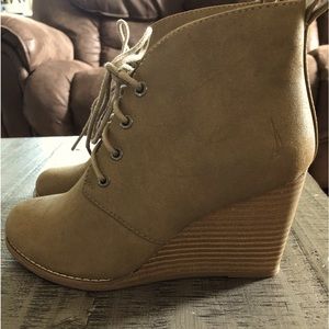 Nautica Nubuck colored size 7 shoes.